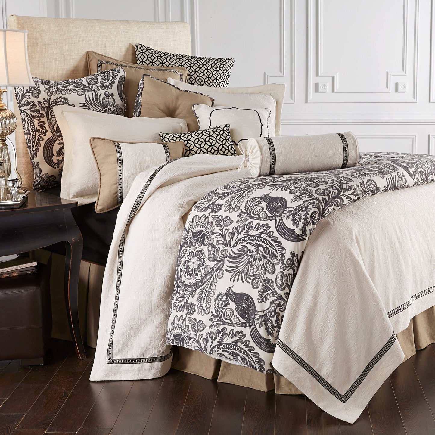 Liza White Matelasse - Queen Coverlet Set (Set of 4) - White / Black