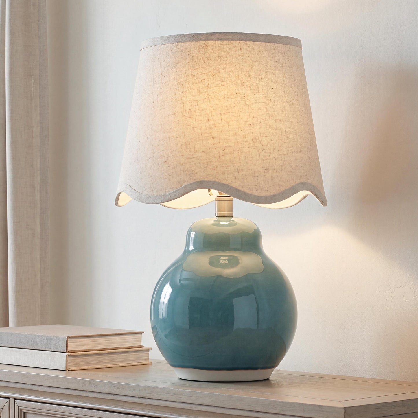 Ashley Express - Byronburg Ceramic Table Lamp (1/CN)